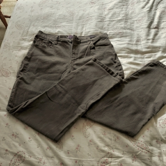 Gloria Vanderbilt Amanda Short Cut Jeans - Picture 3 of 8